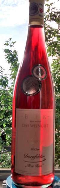 Das leuchtende Rot des Dornfelder Weißherbst ist am schönsten und dem roten Murano-Glas gleich, wenn die warme Abendsonne sich ihren Weg durch die Flasche bahnt.