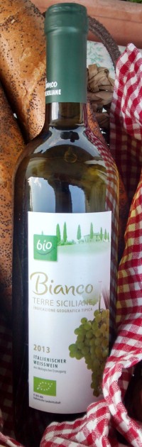 Den Bianco von ALDI sollte man zu Fisch oder Salaten nehmen. Er ist sehr mild und möchte sich nicht mit aromastarken Gerichten messen.