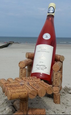 Gemütlich am Strand: mein Wein ohne Schnick Schnack, der Dornfelder Weißherbst vom Weingut Becker aus Ebersheim lädt ein.