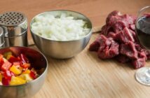 Rotwein Rinder-Gulasch mit Reis: Leckeres Rotwein-Rezept