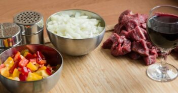 Rotwein Rinder-Gulasch mit Reis: Leckeres Rotwein-Rezept