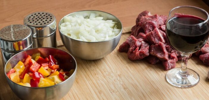 Rotwein Rinder-Gulasch mit Reis: Leckeres Rotwein-Rezept