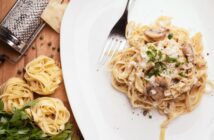 Feurige Champignon Rotwein-Sahne-Sauce mit Pasta: ein Gericht für Genießer