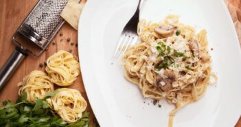 Feurige Champignon Rotwein-Sahne-Sauce mit Pasta: ein Gericht für Genießer