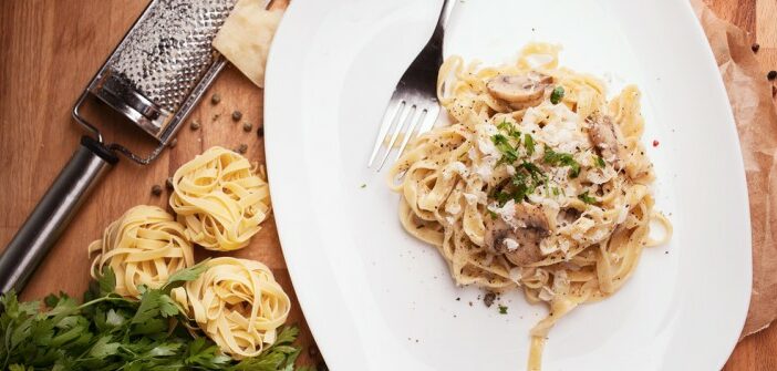 Feurige Champignon Rotwein-Sahne-Sauce mit Pasta: ein Gericht für Genießer