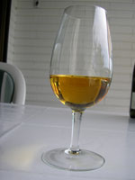 Die goldene Farbe der Trockenbeerenauslese des Weingut Becker versinnbildlicht Geschmack und Duft des Weines.