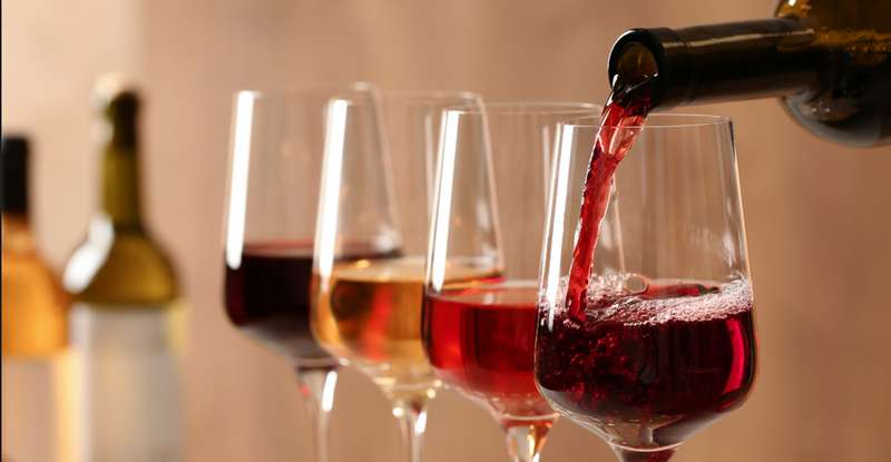 Günstiger als fünf Euro sollte man keinen Wein kaufen ( Foto:   Adobe Stock  New Africa  )
