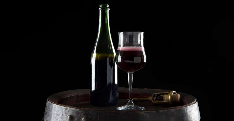 Rotwein ganz dunkel und lecker im Weinglas ( Foto: Adobe Stock barbamauro ) 