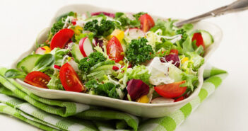 Eisbergsalat mit saurer Sahne: Einfaches Rezept!