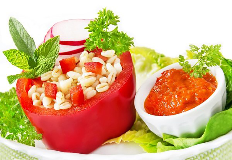 Veganes Essen und veganer Wein passen super zusammen: Bulgur - Salat mit Paprika-Dressing. Dazu noch ein veganer Wein und fertig ist ein leckeres veganes Gericht. (#01)