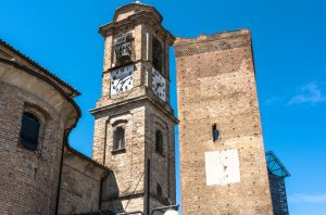 Barbaresco steht im Piemont für eine vorzügliche Traube ebenso wie für eine kleine Ortschaft etwa 20km von Barolo entfernt. Die Hügel des Barbaresco liegen im Gegensatz zu jenen des Barolo etwas niedriger und weisen eine andere Bodenbeschaffenheit auf. Der Wein ist dafür weniger wuchtig und sehr viel samtiger. Das hat die Menschen allerdings nicht daran gehindert, den Barolo vorzuziehen und den Barbaresco zu einem stets unterschätzten Geheimtipp werden zu lassen. (#2)