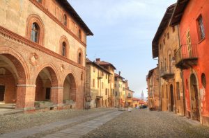 Die Stadt Saluzzo in der Provinz Cuneo im Piemont ist mit ihrem Castello sehr bekannt. In der Altstadt gibt es zu zweit jedoch noch viel mehr zu entdecken, wie beispielsweise diese Piazza. (#4)