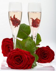 Crémant mit Hibiskusblüte - in Sirup eingelegte Blüte ins Glas geben - erhältlich zum Beispiel zum Beispiel bei www.mytime.de - und einfach mit gekühltem Crémant nach Belieben aufgießen (#02)