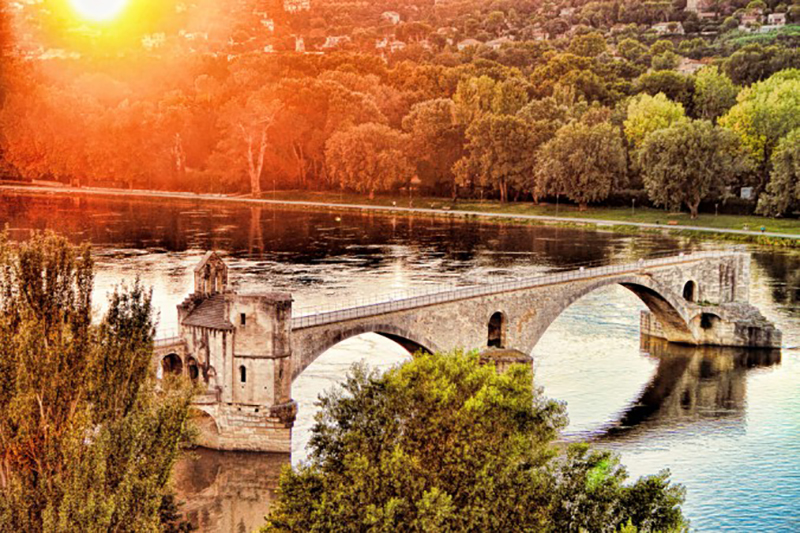 Aus der Region mit der Hauptstadt Avignon - die für ihre Brücke bekannt ist - stammt der Wein mit der Bezeichnung AOC. (#3)