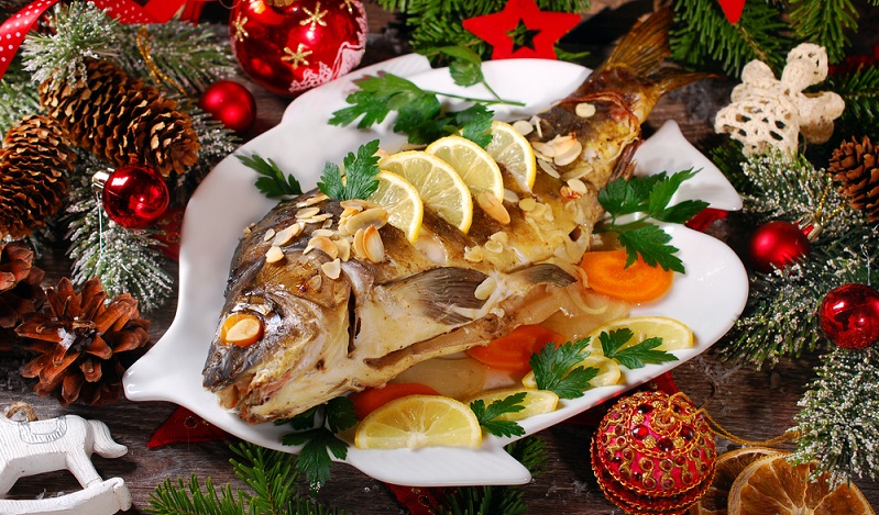 Zu den klassischen Gerichten zählen nämlich auch viele Variationen von Fisch. Heringssalat, Karpfen oder Forelle blau kommen bei vielen Familien an Weihnachten auf den Tisch. (#02)