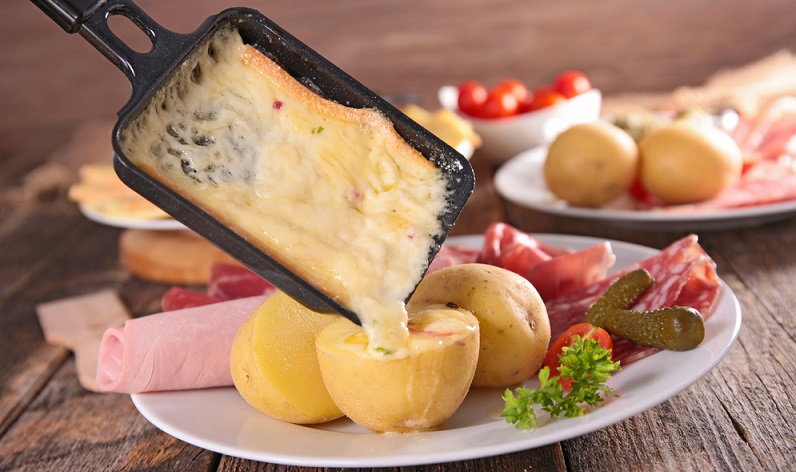 Raclette und Käsefondue gehören in einigen Teilen Deutschlands, aber auch Österreichs und der Schweiz zu jedem Weihnachtsfest dazu. (#03)