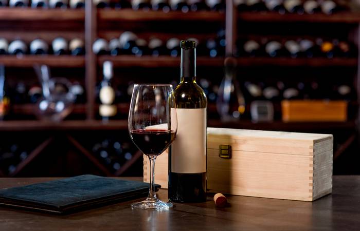 Wie bereits angesprochen sind es vor allem die hochwertigen Weine, die in einer Holzkiste erworben und verschenkt werden. ( Foto: Adobe Stock-rh2010)