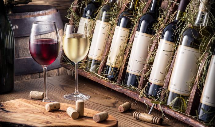 Wer hätte gedacht, dass eine geöffnete Holzkiste den enthaltenen Wein günstiger werden lässt? ( Foto: Adobe Stock- volff_1)