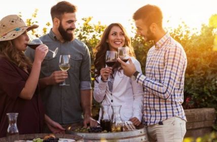 Im Trend: Alkoholfreie Weine und Sekte erfreuen sich wachsender (Foto: AdobeStock - lordn 225582445)