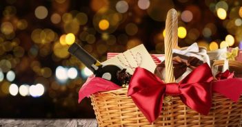 Spätburgunder und Weißweine: Die ideale Auswahl für Ihr Weihnachtsessen – Gero von Randows Empfehlungen Vielfältige Weißweine für das perfekte Weihnachtsessen - Gero von Randows (Foto: AdobeStock 401323489 New Africa)