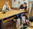 Mike Süsser zu Tisch mit Hunden (Foto: PLATINUM)