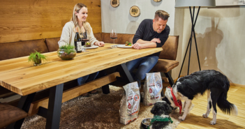 Mike Süsser zu Tisch mit Hunden (Foto: PLATINUM)