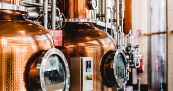 Vielfältige Whisky-Destillerien in Deutschland: Eine (Foto: AdobeStock - flordigitalartist 294598614)