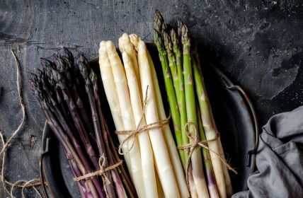 Deutsche Spargelsaison gestartet mit beheizter Frühernte und Feldstart (Foto: AdobeStock - sveta_zarzamora - 315643988)